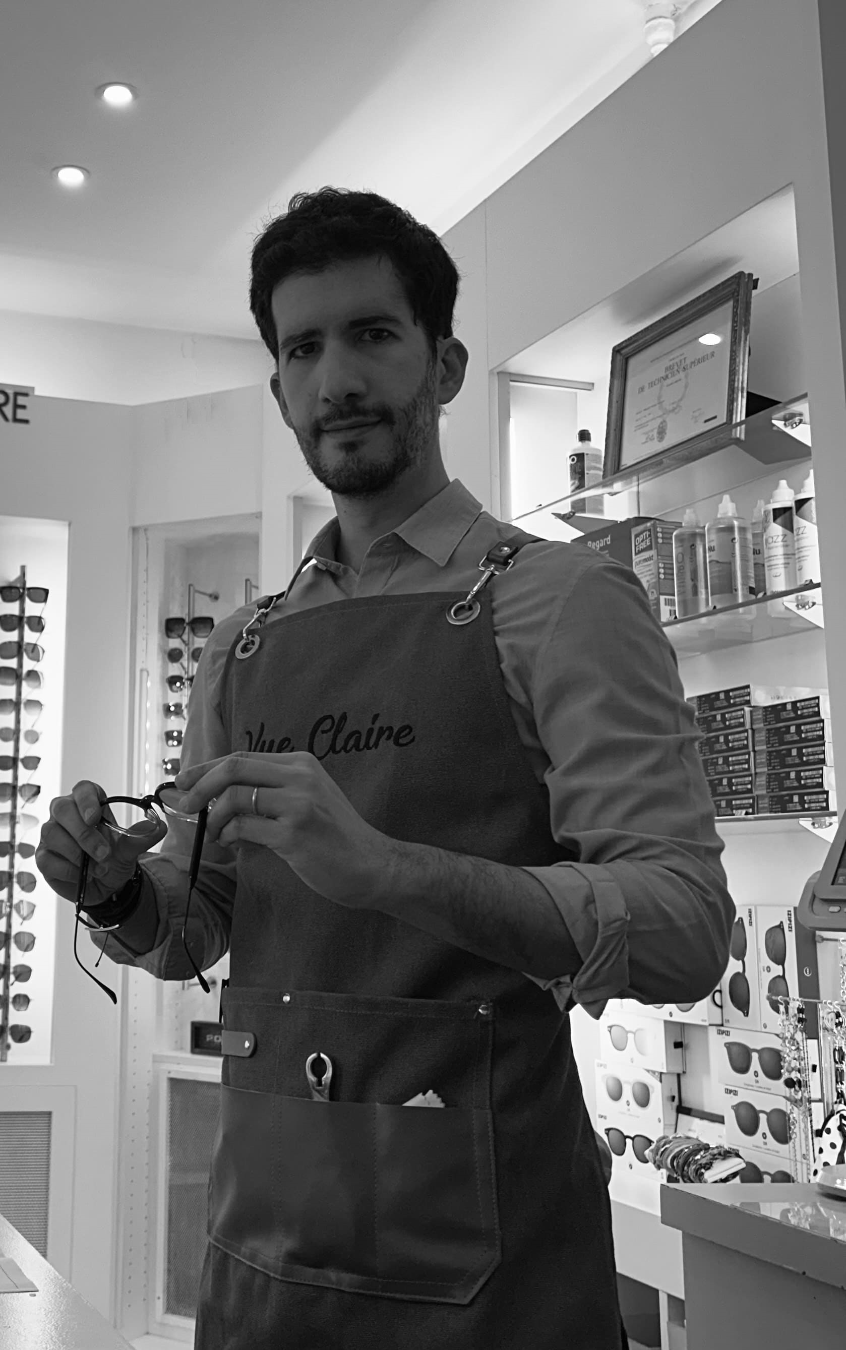 votre opticien Benjamin, fondateur de Vue Claire, vous conseil, repart, ajuste, vous informe, nous utilisons les technologie Essilor pour vous proposer le meilleur. spécialisé dans les équipements progressifs , les équipement pour enfant et dans les équipement pour les sports