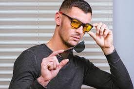 Monture moderne et légère, avec clip solaire et conduite de nuit, adapté au grand comme au petit visage et disponible chez Vue Claire  opticien Paris 9 ème