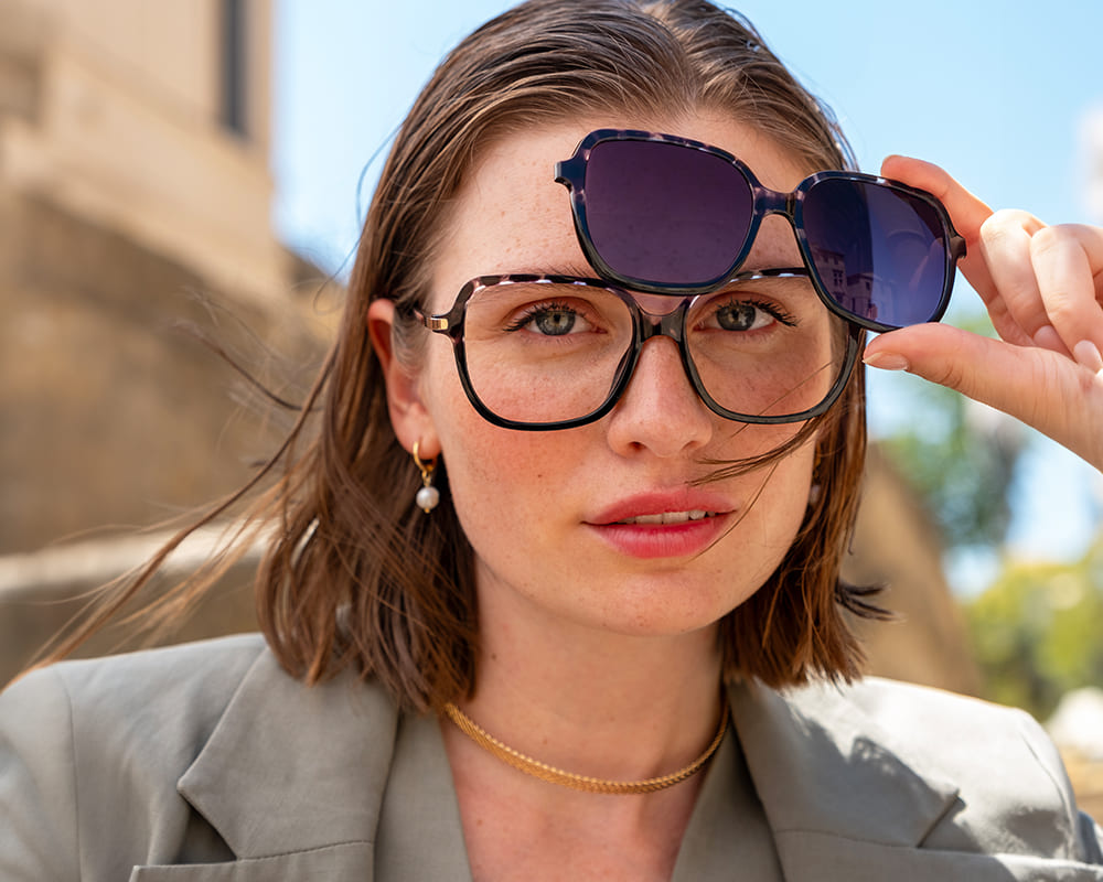 lunette avec clip solaire et conduite de nuit, disponible chez votre opticien Vue Claire Paris 9 ème